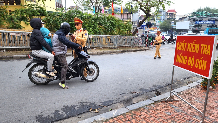 Thử rượu để mang về cho sếp, người đ&agrave;n &ocirc;ng bị phạt 2,5 triệu đồng khi l&aacute;i xe- Ảnh 12.