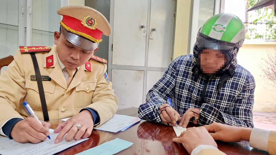 Thử rượu để mang về cho sếp, người đ&agrave;n &ocirc;ng bị phạt 2,5 triệu đồng khi l&aacute;i xe- Ảnh 6.