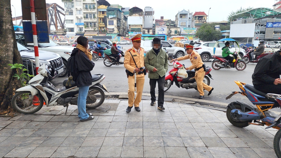 Thử rượu để mang về cho sếp, người đ&agrave;n &ocirc;ng bị phạt 2,5 triệu đồng khi l&aacute;i xe- Ảnh 7.
