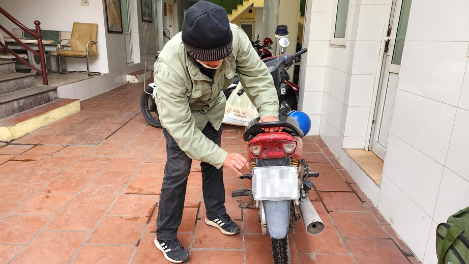 Thử rượu để mang về cho sếp, người đ&agrave;n &ocirc;ng bị phạt 2,5 triệu đồng khi l&aacute;i xe- Ảnh 9.