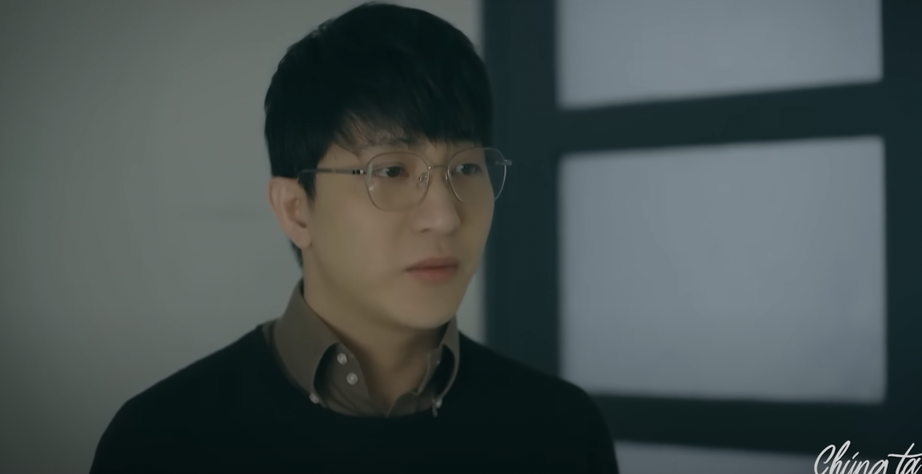 Tùng chất vấn Nguyệt vì ghen tuông cô có quan hệ với sếp Giang. Tùng chất vấn Nguyệt vì ghen tuông cô có quan hệ với sếp Giang.