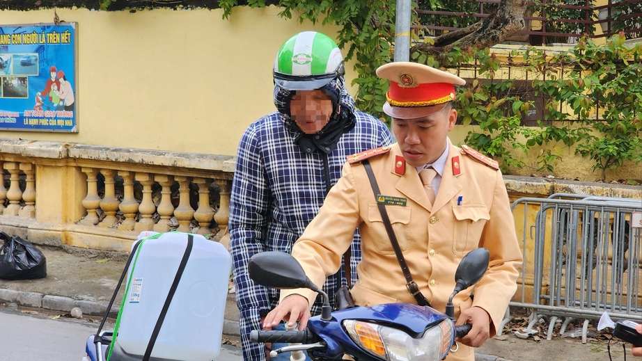 Thử rượu để mang về cho sếp, người đ&agrave;n &ocirc;ng bị phạt 2,5 triệu đồng khi l&aacute;i xe- Ảnh 3.