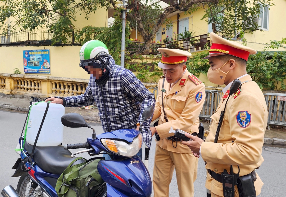Thử rượu để mang về cho sếp, người đ&agrave;n &ocirc;ng bị phạt 2,5 triệu đồng khi l&aacute;i xe- Ảnh 2.