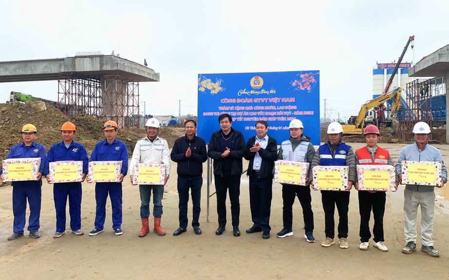 C&ocirc;ng đo&agrave;n GTVT động vi&ecirc;n, ch&uacute;c Tết sớm người lao động tr&ecirc;n c&ocirc;ng trường- Ảnh 1.
