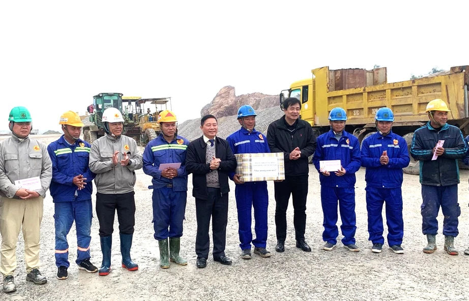 C&ocirc;ng đo&agrave;n GTVT động vi&ecirc;n, ch&uacute;c Tết sớm người lao động tr&ecirc;n c&ocirc;ng trường- Ảnh 2.