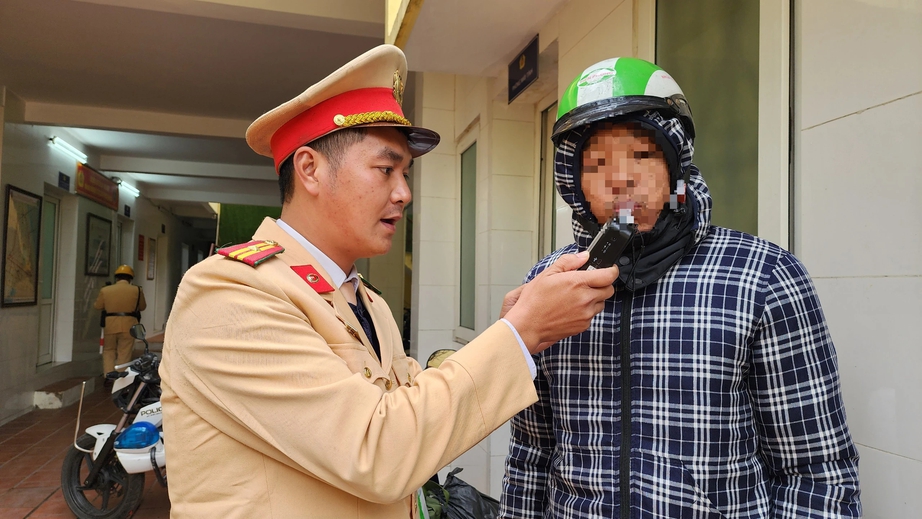 Thử rượu để mang về cho sếp, người đ&agrave;n &ocirc;ng bị phạt 2,5 triệu đồng khi l&aacute;i xe- Ảnh 4.