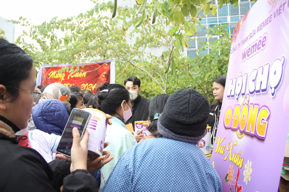 Ấm áp hội chợ Tết không đồng trong bệnh viện- Ảnh 11. Ấm áp hội chợ Tết không đồng trong bệnh viện- Ảnh 11.