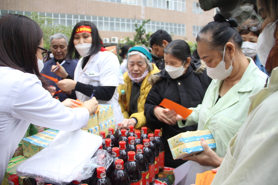 Ấm áp hội chợ Tết không đồng trong bệnh viện- Ảnh 5. Ấm áp hội chợ Tết không đồng trong bệnh viện- Ảnh 5.