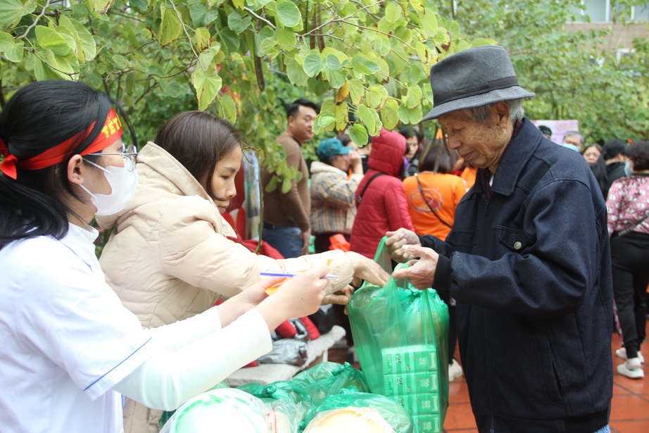 Ấm áp hội chợ Tết không đồng trong bệnh viện- Ảnh 3. Ấm áp hội chợ Tết không đồng trong bệnh viện- Ảnh 3.
