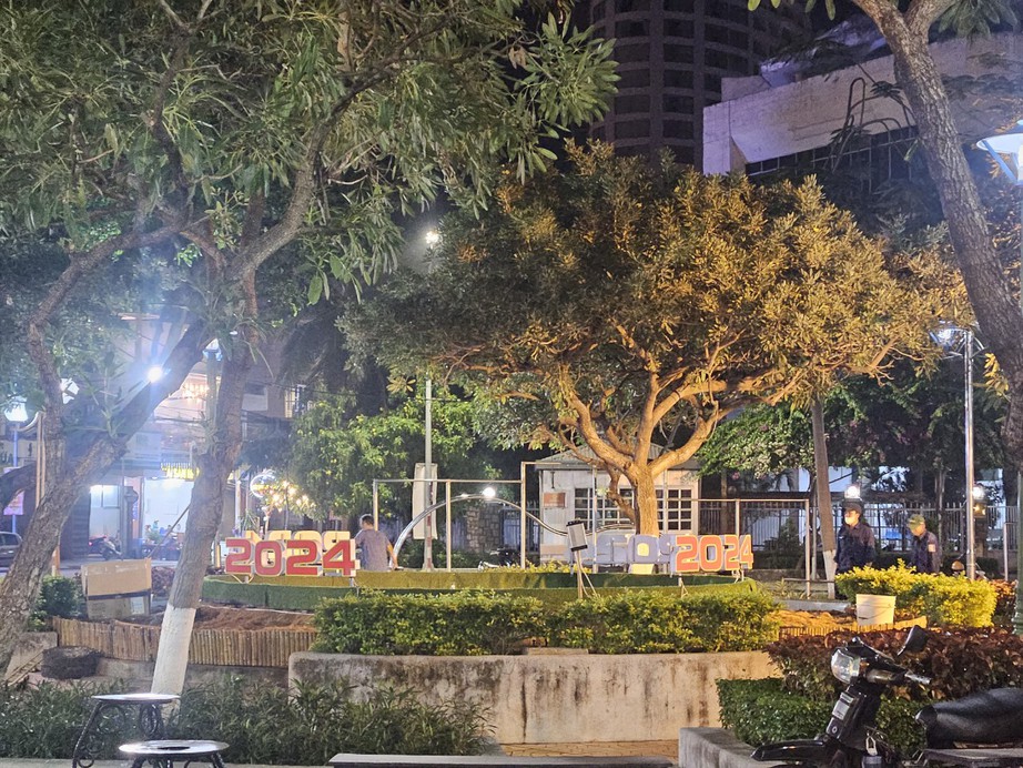 Linh vật cá chép hóa rồng ở Nha Trang bất ngờ bị bốc cháy- Ảnh 3. Linh vật cá chép hóa rồng ở Nha Trang bất ngờ bị bốc cháy- Ảnh 3.