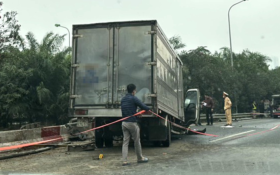 &Ocirc; t&ocirc; t&ocirc;ng v&agrave;o giải ph&acirc;n c&aacute;ch tr&ecirc;n Đại lộ Thăng Long khiến l&aacute;i xe tử vong tại chỗ- Ảnh 1.