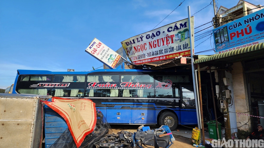 Bị xe kh&aacute;ch t&ocirc;ng, t&agrave;i xế xe tải tử vong thương t&acirc;m trong cabin- Ảnh 3.