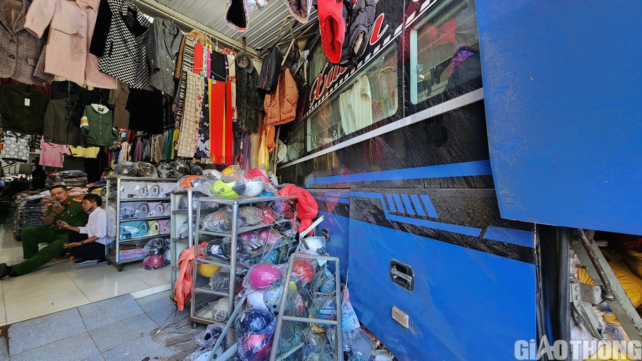 Bị xe kh&aacute;ch t&ocirc;ng, t&agrave;i xế xe tải tử vong thương t&acirc;m trong cabin- Ảnh 5.