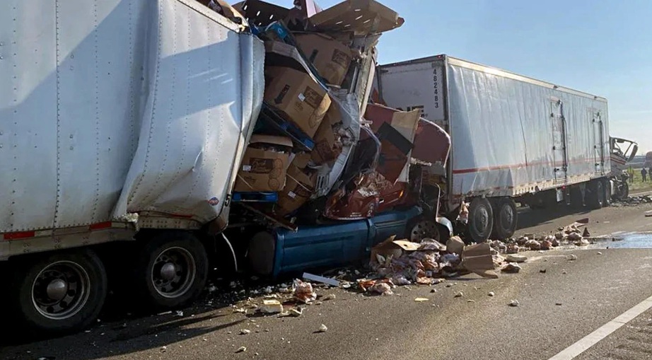 Đ&acirc;m xe li&ecirc;n ho&agrave;n tr&ecirc;n cao tốc Mỹ, 11 người thương vong- Ảnh 1.