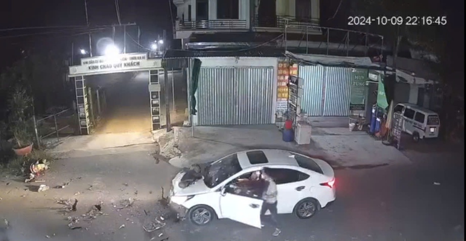 H&atilde;i h&ugrave;ng xe m&aacute;y ph&oacute;ng như bay, lấn l&agrave;n rồi t&ocirc;ng thẳng v&agrave;o đầu &ocirc; t&ocirc; ở Th&aacute;i B&igrave;nh- Ảnh 1.