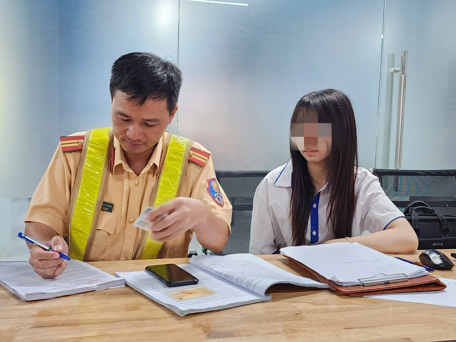 Ph&uacute; Thọ: Lực lượng CSGT v&agrave;o tận điểm trường, xử l&yacute; học sinh vi phạm giao th&ocirc;ng- Ảnh 4.