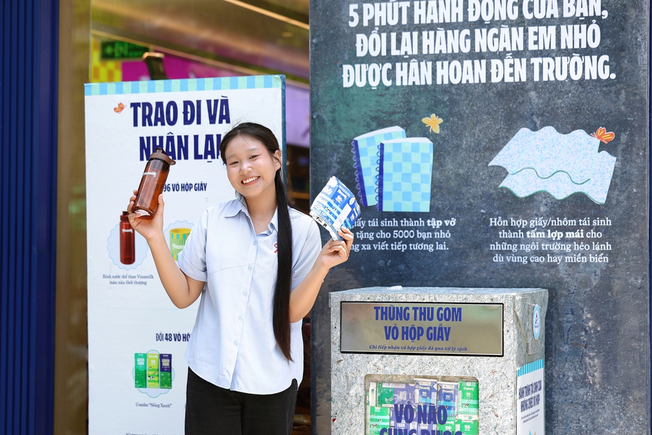 Tích cực đổi vỏ hộp sữa, Kim Truyền còn sở hữu nhiều món quà như ly sứ, bình nước… góp phần giúp cô giảm sử dụng nhựa dùng một lần. Tích cực đổi vỏ hộp sữa, Kim Truyền còn sở hữu nhiều món quà như ly sứ, bình nước… góp phần giúp cô giảm sử dụng nhựa dùng một lần.