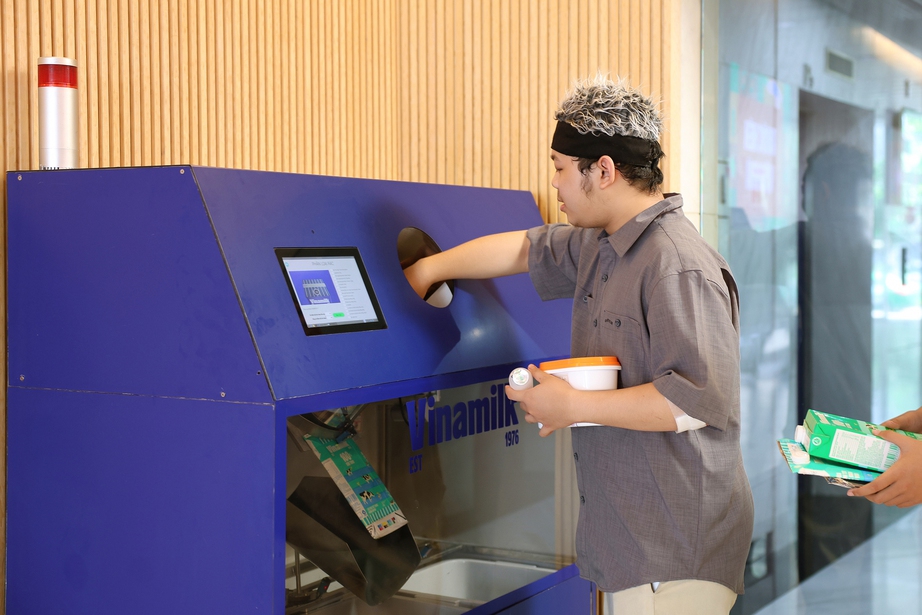 Vinamilk đang thử nghiệm lắp đặt máy phân loại vỏ sản phẩm tự động tại các cửa hàng. Vinamilk đang thử nghiệm lắp đặt máy phân loại vỏ sản phẩm tự động tại các cửa hàng.