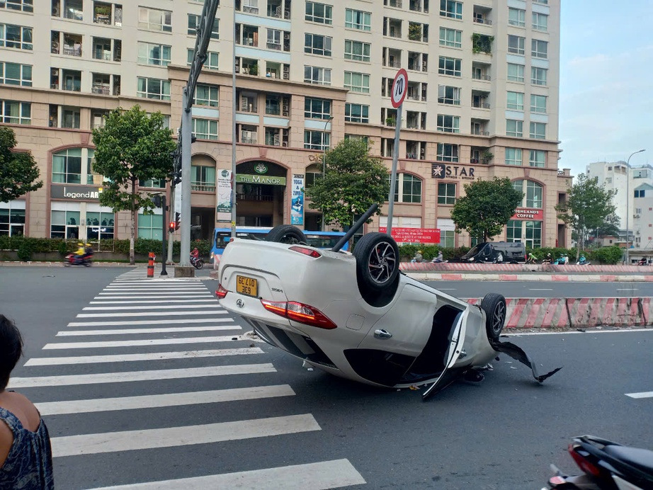 &Ocirc; t&ocirc; lật ngửa v&igrave; t&ocirc;ng dải ph&acirc;n c&aacute;ch, ba người trong xe may mắn tho&aacute;t nạn- Ảnh 1.