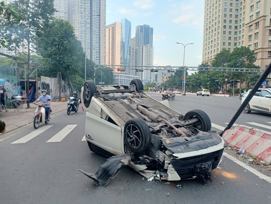 &Ocirc; t&ocirc; lật ngửa v&igrave; t&ocirc;ng dải ph&acirc;n c&aacute;ch, ba người trong xe may mắn tho&aacute;t nạn- Ảnh 2.