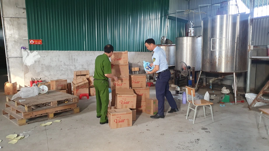 Khởi tố h&igrave;nh sự 2 vụ &aacute;n sản xuất, bu&ocirc;n b&aacute;n h&agrave;ng giả, vi phạm sở hữu c&ocirc;ng nghiệp- Ảnh 1.