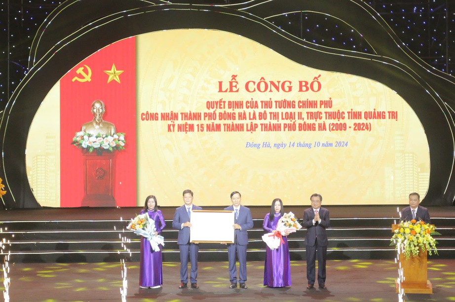Th&agrave;nh phố Đ&ocirc;ng H&agrave; được c&ocirc;ng nhận đ&ocirc; thị loại II- Ảnh 1.