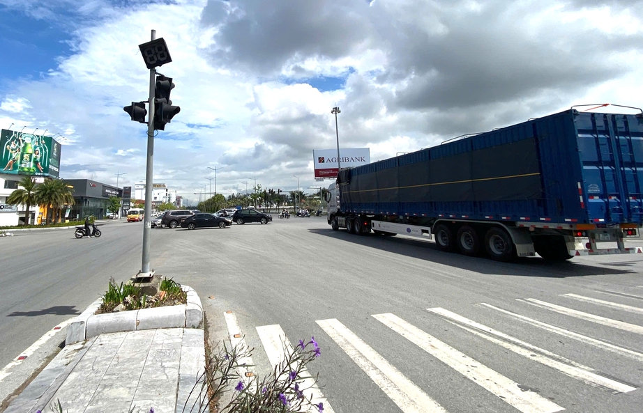 TP Hạ Long: Nhiều đ&egrave;n t&iacute;n hiệu giao th&ocirc;ng phập ph&ugrave;, nguy cơ mất an to&agrave;n giao th&ocirc;ng- Ảnh 1.