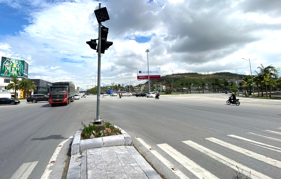 TP Hạ Long: Nhiều đ&egrave;n t&iacute;n hiệu giao th&ocirc;ng phập ph&ugrave;, nguy cơ mất an to&agrave;n giao th&ocirc;ng- Ảnh 4.