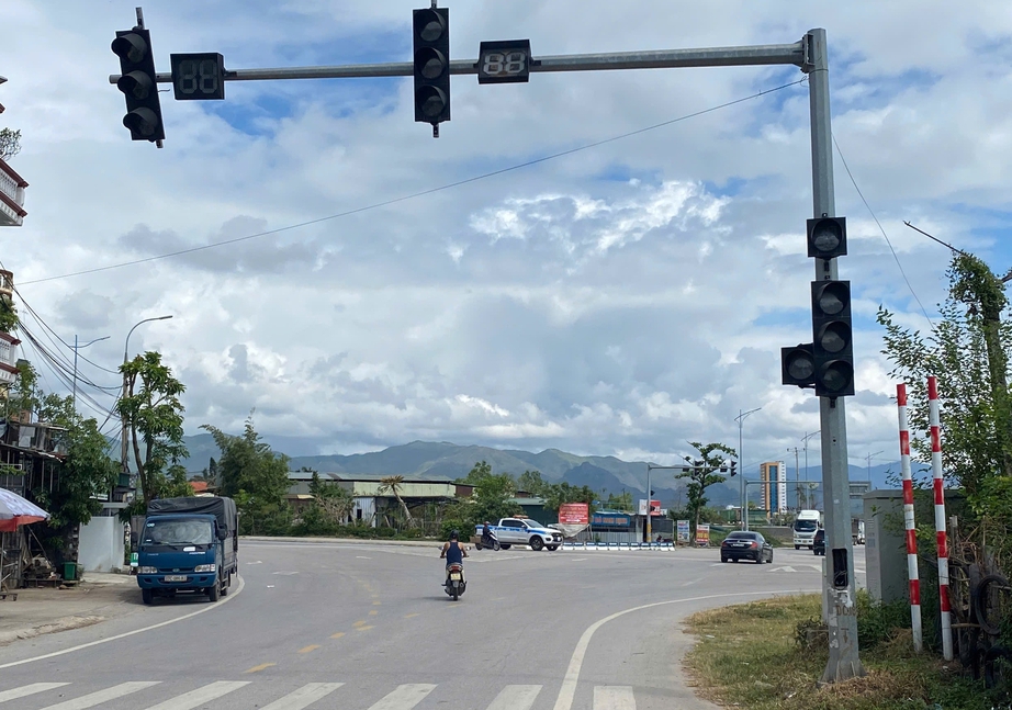 TP Hạ Long: Nhiều đ&egrave;n t&iacute;n hiệu giao th&ocirc;ng phập ph&ugrave;, nguy cơ mất an to&agrave;n giao th&ocirc;ng- Ảnh 2.