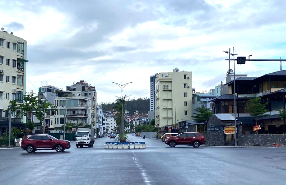 TP Hạ Long: Nhiều đ&egrave;n t&iacute;n hiệu giao th&ocirc;ng phập ph&ugrave;, nguy cơ mất an to&agrave;n giao th&ocirc;ng- Ảnh 3.