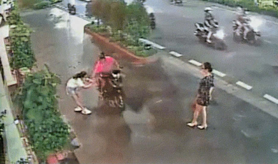 G&atilde; trai t&aacute;o tợn lao xe l&ecirc;n vỉa h&egrave; giật điện thoại của du kh&aacute;ch đang chụp h&igrave;nh- Ảnh 1.