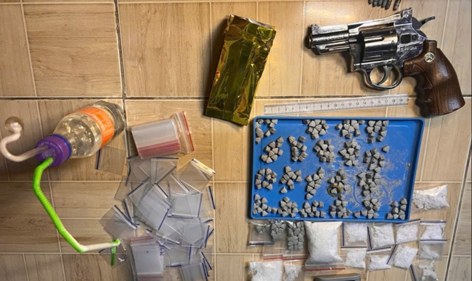 Bắt con bu&ocirc;n ma t&uacute;y c&oacute; tiền &aacute;n, thủ s&uacute;ng ph&ograve;ng th&acirc;n- Ảnh 1.