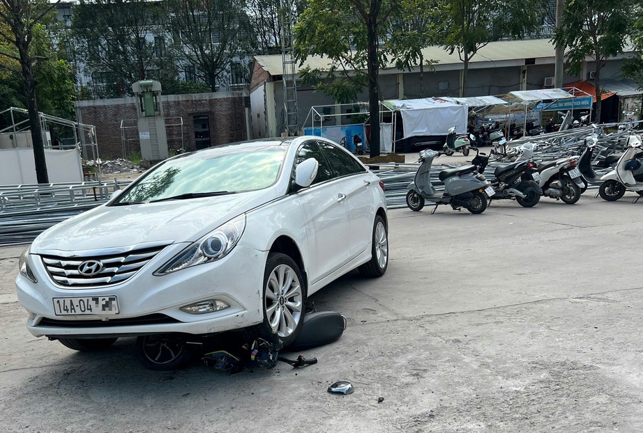 Vụ phụ huynh điều khiển &ocirc; t&ocirc; v&agrave;o s&acirc;n trường t&ocirc;ng học sinh bị thương: Đ&atilde; h&ograve;a giải d&acirc;n sự- Ảnh 1.