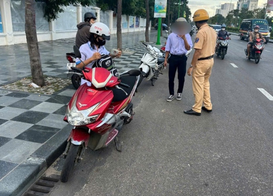 CSGT B&igrave;nh Thuận ph&aacute;t hiện h&agrave;ng trăm học sinh chưa đủ tuổi điều khiển xe m&aacute;y đến trường- Ảnh 1.