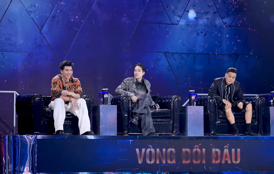 Tranh c&atilde;i Hiếu Thứ Hai ngồi "chung m&acirc;m" với JustaTee, Th&aacute;i VG ở Rap Việt- Ảnh 5.