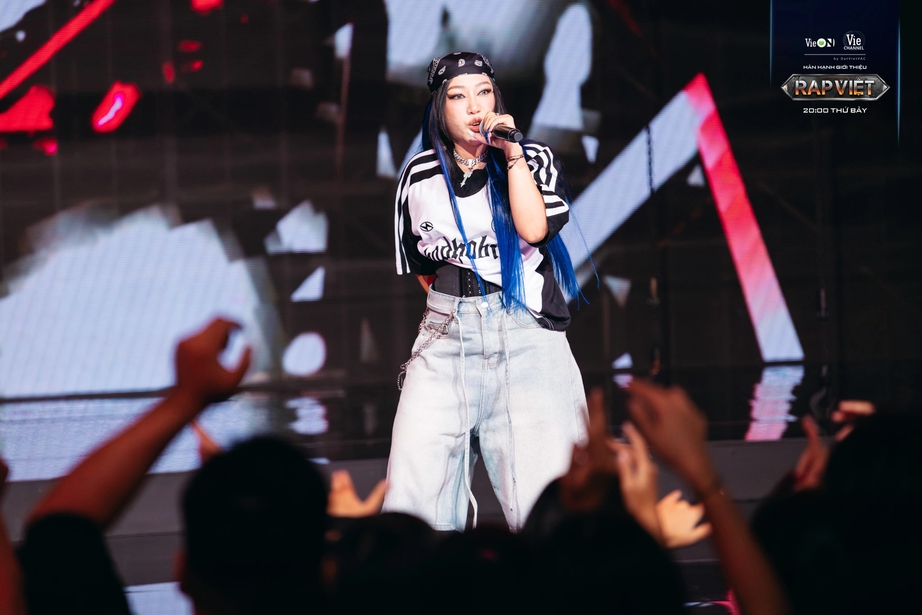 Tranh c&atilde;i Hiếu Thứ Hai ngồi "chung m&acirc;m" với JustaTee, Th&aacute;i VG ở Rap Việt- Ảnh 1.