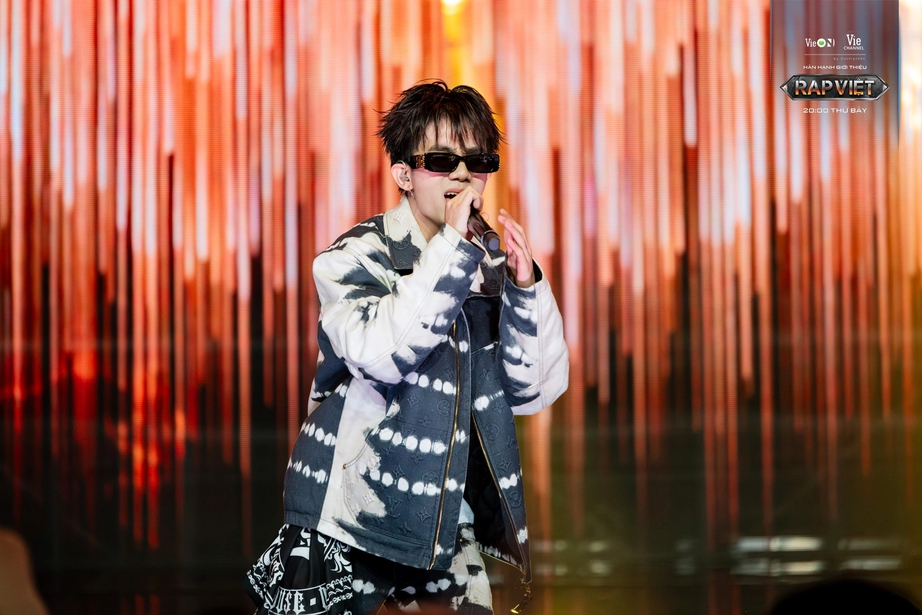 Tranh c&atilde;i Hiếu Thứ Hai ngồi "chung m&acirc;m" với JustaTee, Th&aacute;i VG ở Rap Việt- Ảnh 2.