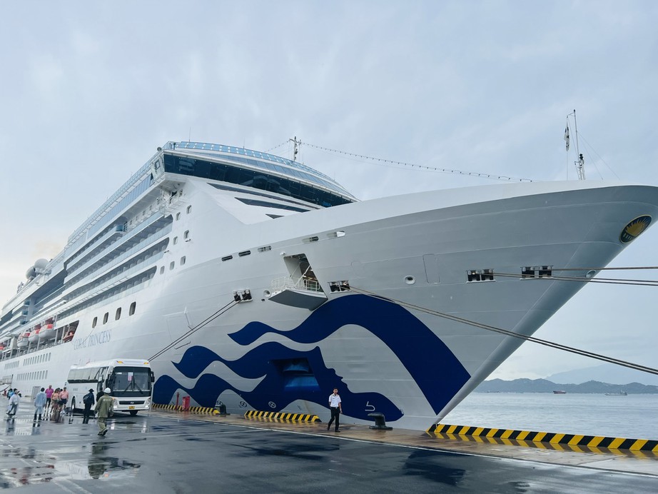 T&agrave;u du lịch biển Coral Princess đưa 2.300 kh&aacute;ch đến Cảng quốc tế Cam Ranh- Ảnh 1.