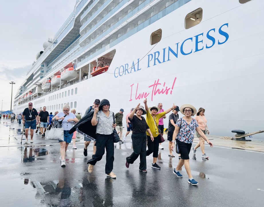 T&agrave;u du lịch biển Coral Princess đưa 2.300 kh&aacute;ch đến Cảng quốc tế Cam Ranh- Ảnh 2.