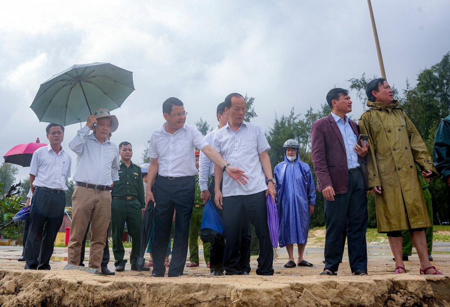 Cận cảnh đoạn bờ biển bị sạt lở nghi&ecirc;m trọng đang khẩn cấp gia cố ở Huế- Ảnh 5.
