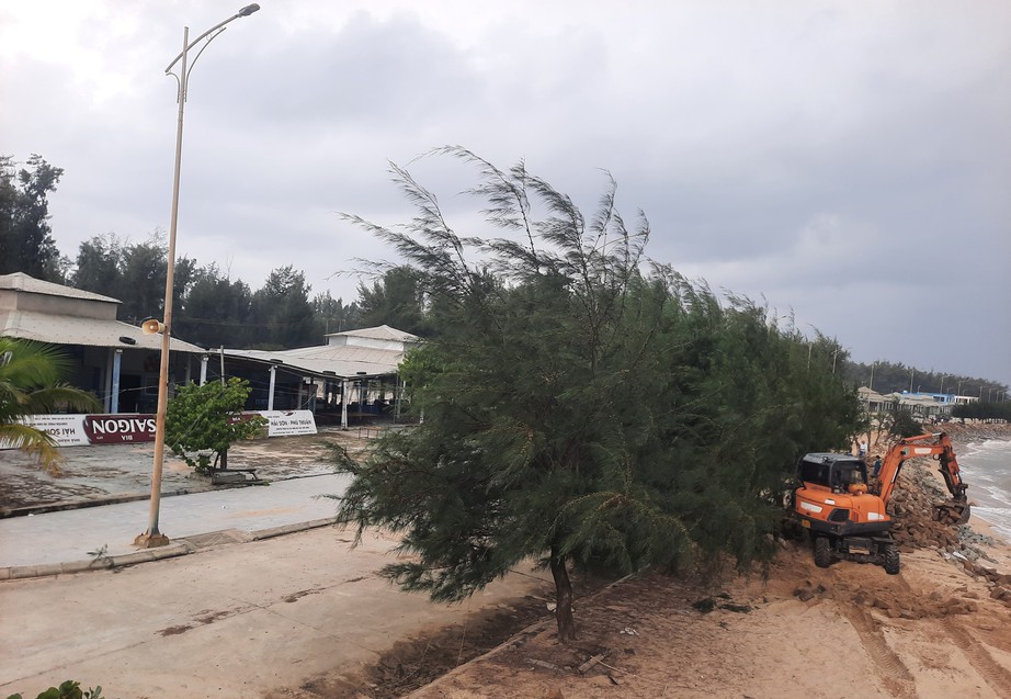 Cận cảnh đoạn bờ biển bị sạt lở nghi&ecirc;m trọng đang khẩn cấp gia cố ở Huế- Ảnh 6.