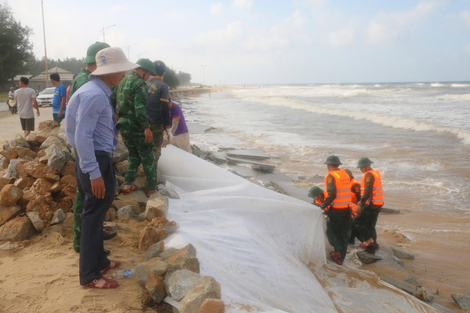 Cận cảnh đoạn bờ biển bị sạt lở nghi&ecirc;m trọng đang khẩn cấp gia cố ở Huế- Ảnh 7.