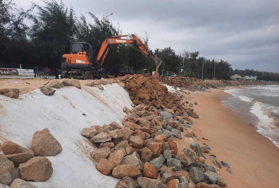 Cận cảnh đoạn bờ biển bị sạt lở nghi&ecirc;m trọng đang khẩn cấp gia cố ở Huế- Ảnh 9.