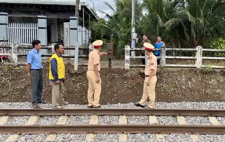 Đồng Nai: Xóa bỏ lối đi tự mở nguy hiểm ngang đường sắt - Ảnh 1. Đồng Nai: Xóa bỏ lối đi tự mở nguy hiểm ngang đường sắt - Ảnh 1.