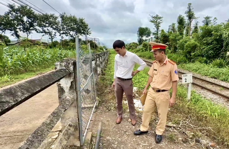 Đồng Nai: Xóa bỏ lối đi tự mở nguy hiểm ngang đường sắt - Ảnh 2. Đồng Nai: Xóa bỏ lối đi tự mở nguy hiểm ngang đường sắt - Ảnh 2.
