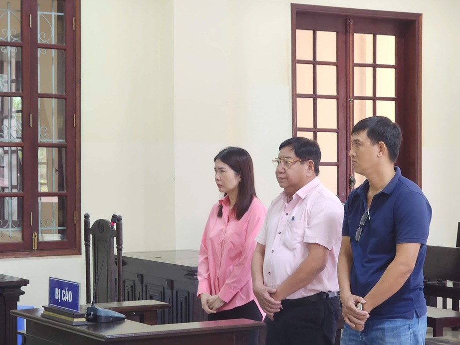 Cựu trưởng C&ocirc;ng an TP Mỹ Tho c&ugrave;ng 2 thuộc cấp hầu t&ograve;a- Ảnh 1.
