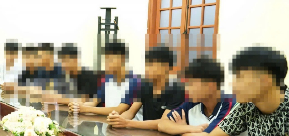 Khởi tố hai kẻ t&aacute;o tợn ch&eacute;m m&ocirc; t&ocirc;, cướp biển số xe của người đi đường - Ảnh 1.