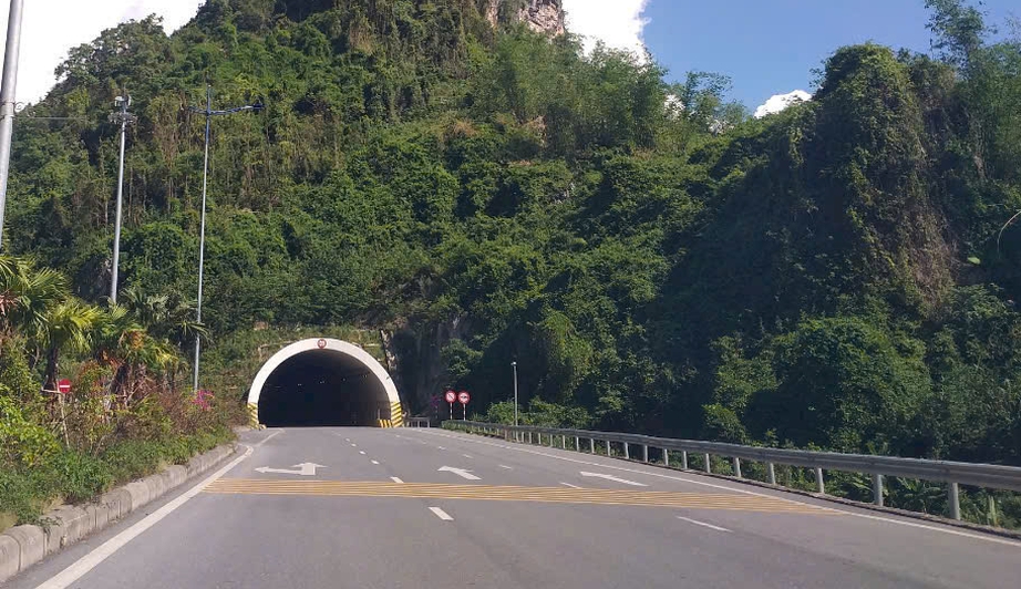 Ngày 25/10, tạm đóng làn qua hầm xuyên núi ở đường bao biển Hạ Long - Cẩm Phả- Ảnh 1. Ngày 25/10, tạm đóng làn qua hầm xuyên núi ở đường bao biển Hạ Long - Cẩm Phả- Ảnh 1.