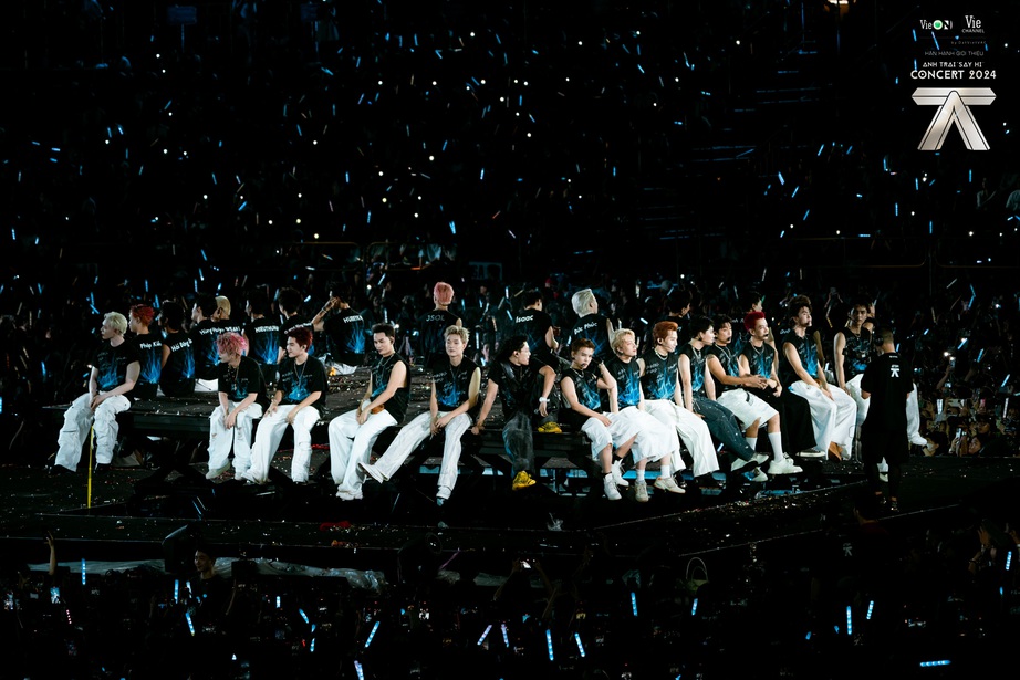 Giải m&atilde; cơn sốt của c&aacute;c "Anh trai" từ truyền h&igrave;nh bước ra s&acirc;n khấu- Ảnh 1.