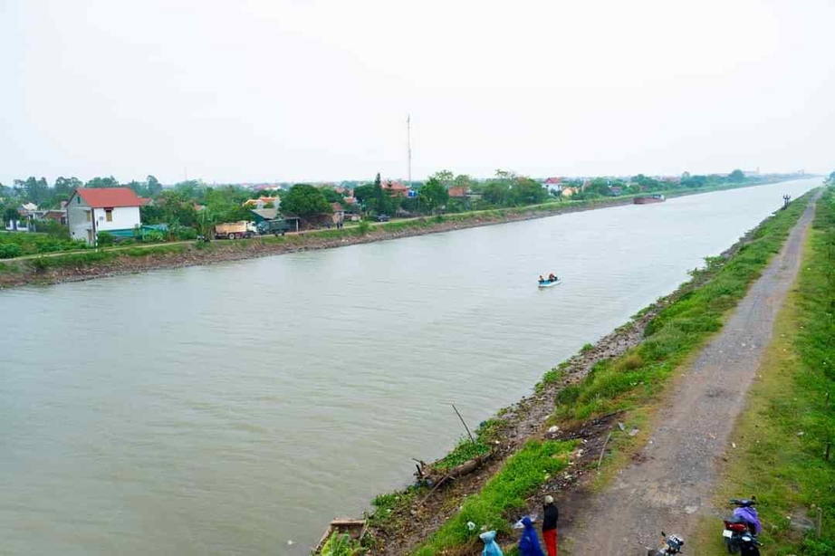 T&igrave;m thấy thi thể người phụ nữ x&iacute;ch m&iacute;ch với chồng, nhảy cầu tự tử- Ảnh 1.